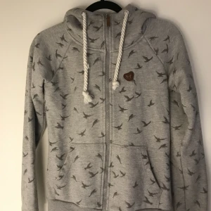 Kofta  - Skön och tjock kofta i märket Hailys. Sparsamt använd så i nyskick. 