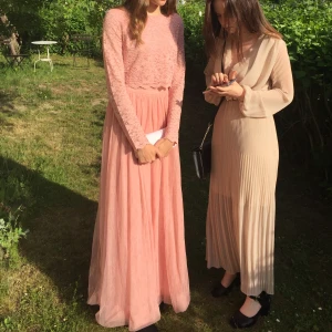 Rosa Balklänning  - Rosa balklänning från Nelly i storlek 36. Använd en gång.  Spets upp till med långa ärmar. 