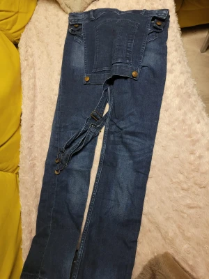 Jeans - Ett par jeans med överdel och byxor från Hm