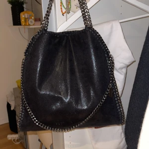 Liknande Tiamo väska  - Liknande tiamo väska/ Stella McCartney väska från Chelsea i Göteborg. Jätte bra skick. Buda genom att kontakta mig! Tryck inte på KÖP nu.