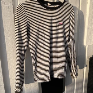 Tröja - Långärmad, tajt, randig tröja från Levi’s. Köparen står för frakten som tillkommer🥰