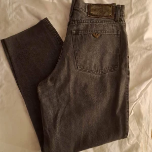 Armani jeans - Gammal modell av armani vad jag tror(Vet inte om dom är äkta eller inte). Jätte fina och sparsamt användt. Står size 33 L34.  Köparen står för frakt!💗