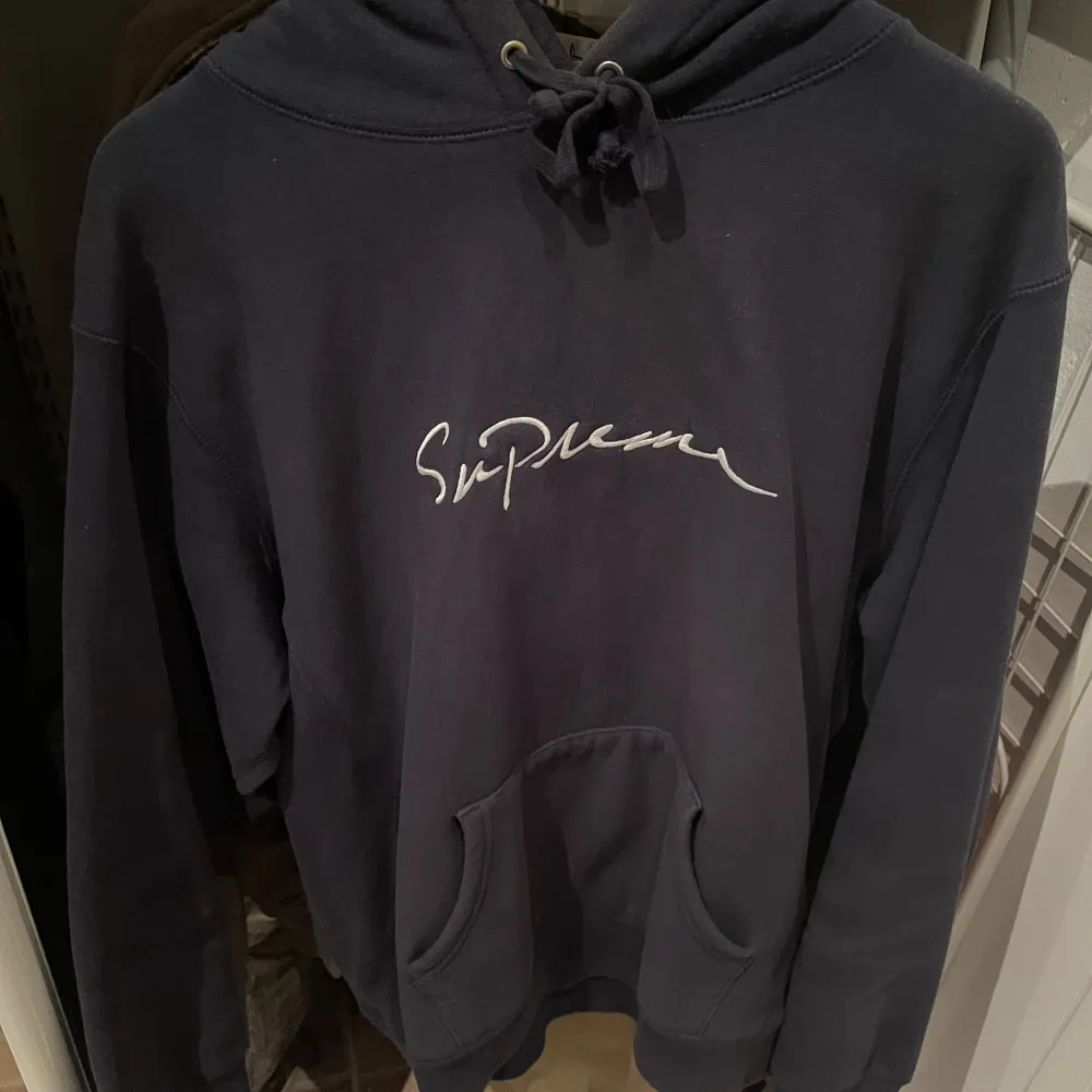 Mörkblå Supreme script hoodie färg navy, storlek L, bra skick, tvättad en gång. . Hoodies.