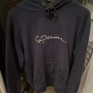Supreme hoodie  - Mörkblå Supreme script hoodie färg navy, storlek L, bra skick, tvättad en gång. 