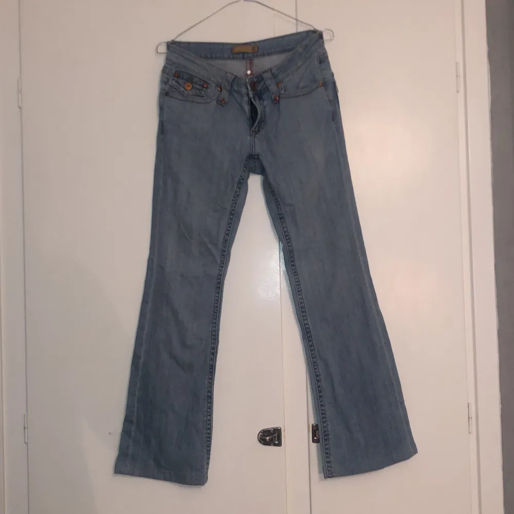 Lågmidjade bootcut-jeans köpta secondhand men från gamla Ginatricot egentligen. Jättebra skick, det står storlek 28 men skulle nog säga att de passar mindre. Bara skriv om ni undrar nått!. Jeans & Byxor.