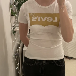 vit levis t-shirt - vit levis t-shirt med guldigt tryck 🤍⚜️