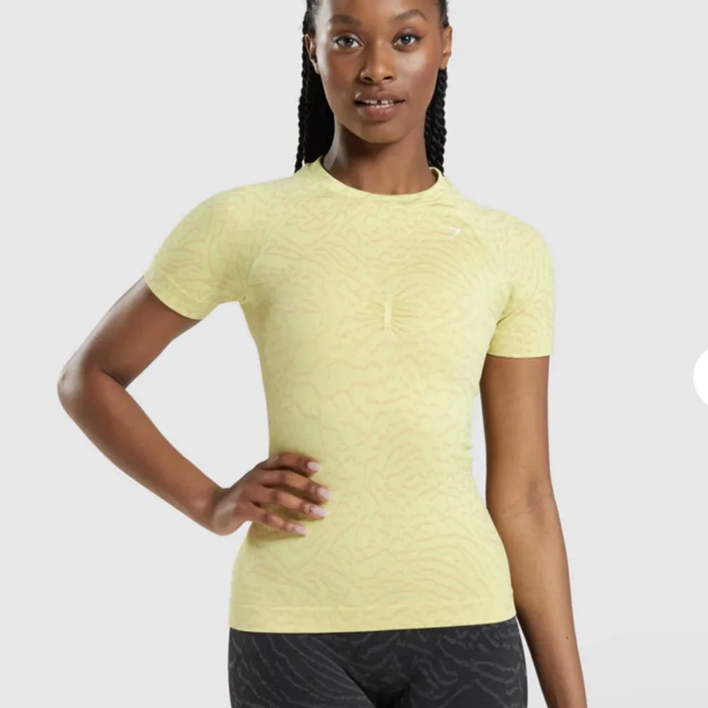 ”Adapt Animal Seamless T-shirt” är Super fin tight träningstopp i från gymshark som kostar 449kr nypris. Endast testad! Skriv för mer info🥰 har två stycken en i XS och en i S. Toppar.