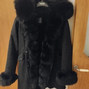 Fatima parka pälsjacka garoff  - Fatima parka i storlek L, äkta päls. Passar en M-liten L bäst.  Lite sliten vid knappar på fickorna där den är lite blekt i färgen men i övrigt i jättefint begagnat skick.  Nypris närmare 4000, säljes för 800. Finns och hämtas i Högdalen eller skickas. 