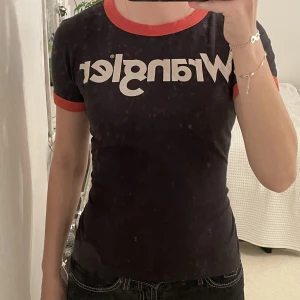 wrangler t-shirt - svart wrangler t-shirt 🖤🧡🤍