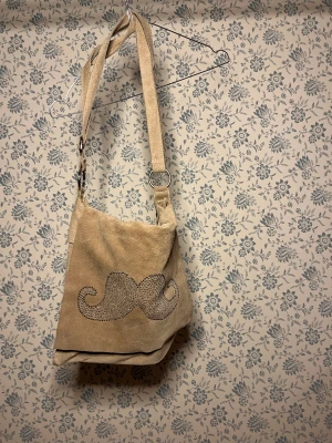Väska - Udda väska i mocka med en mustasch på! 