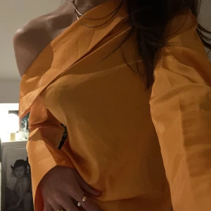 Festtopp - Topp/blus från nakd x Andrea hedenstedt. Jättefint skick använd endast fåtal gånger. Normal i storlek 🙌🏼💖