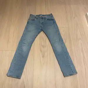 Tja, säljer dessa snygga Levi’s jeans för killar, storlek W30/L32 som sitter hur snyggt som helst.  Vh Sigge