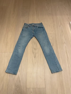 Levi’s jeans - Tja, säljer dessa snygga Levi’s jeans för killar, storlek W30/L32 som sitter hur snyggt som helst.  Vh Sigge