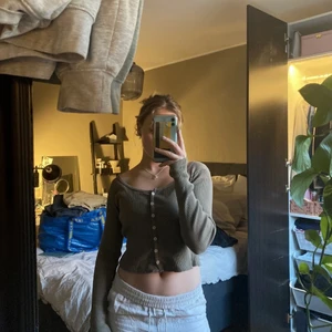 Tröja  - Skön tröja från brandy, långa armar🤩 Färgen är grå/grön ish? Frakt 45kr☀️⭐️🌙