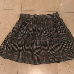 Kjol från hm - Säljer min rutiga kjol från hm är i bra skick storlek 146/152 10-12