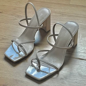 Klackskor - Jätte snygga och sköna klackar, har endast använt dom 1 utekväll💕tror klackhöjden är i 8cm om jag inte minns helt fel. Perfekta nu till bal & student!