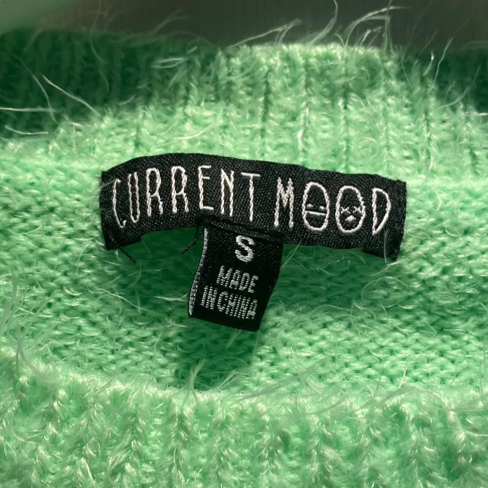 Grön tröja från current mood, super skön och har hål för tummarna. Knappt använd. Toppar.