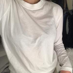 Bommulströja i strl small. Skulle säga att den passar en oversized S till en tightare L. Jag är 169 cm och strl M för referens. Köparen står för frakt (66 kr) eller möts upp i Linköping<3