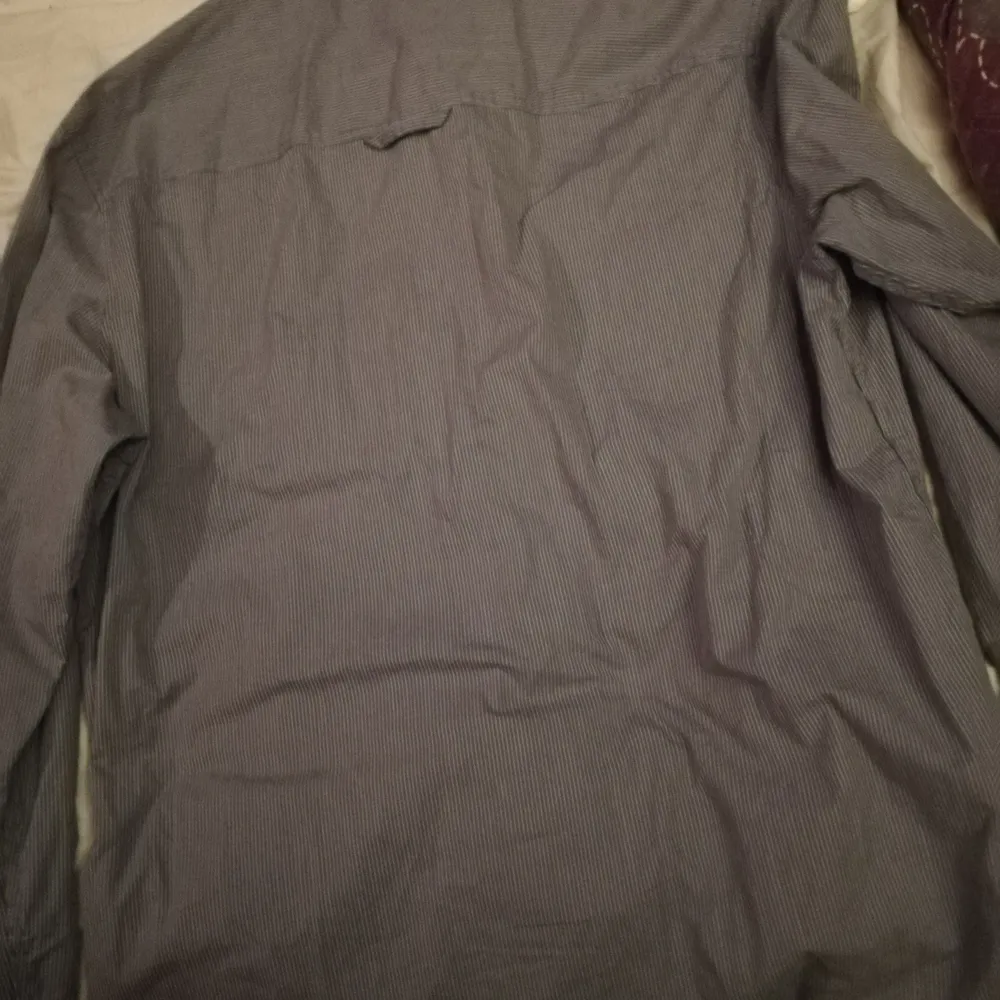 Randig jus grå skjorta med två filer fram till aldrig använd storlek XL pris 80kr frakt till komer . Skjortor.