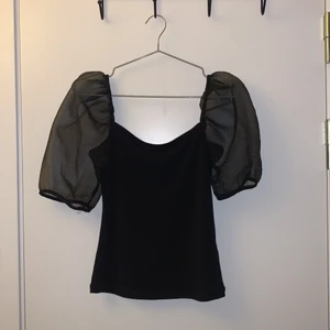 Svart söt topp - Söt topp från gina i storlek S.     