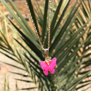Fjäril halsband - Superfin rosa fjärilshalsband. Helt ny och oanvänd! Superfin till sommar outfits. Frakt på 15kr tillkommer. Skriv gärna vid frågor 💗