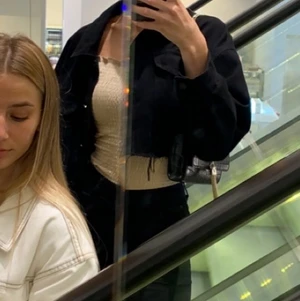 Svart jeansjacka - Superfin svart jeansjacka från Missguided! Använd ett fåtal gånger. 130kr + spårbar frakt 66kr🤍🤍🤍