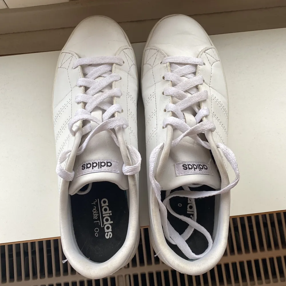 Knappt använda vita sneakers från Adidas. Använd kanske 1-2 gånger. Fortfarande vita skosnören, som nya.. Skor.