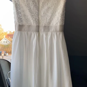 Klänning  - Säljer min fina klänning som är använd en gång perfekt nu till sommaren🌸☀️ klänningen kommer ifrån bubbelroom💕🌸🤍