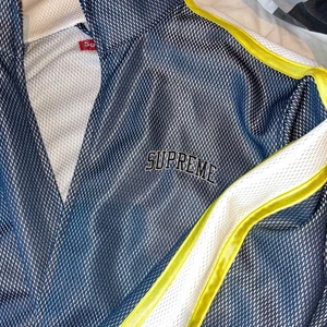 Supreme jacka - Supreme träningsjacka i mesh. Köpt second-hand för ca 1000:- och sparsamt använd. Inga synliga tecken på användning. Jag betalar frakten