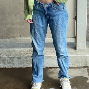 JEANS💙 - Jeans från Acne som är köpa secondhand, väl använda men fortfarande väldigt snygga! Osäker på storleken men skulle gissa på 36-38 ungefär. På mig sitter dom lite mer pösigt som ni ser på bilden💜 jag är 159 cm