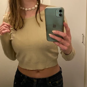 Beige croppad tröja - Beige super fin croppad tröja. Super fint skick💕💕 köpt för 200kr. Köparen står för frakten