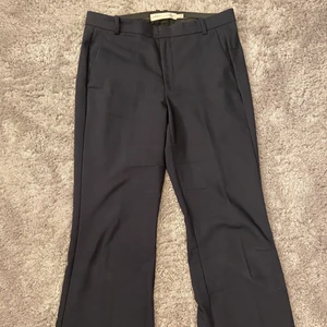 Kostymbyxor från InWear - Bootcut kostymbyxor i färgen marinblå som tyvärr är för stora, och lite för långa för mig. Storleken är 36 men skulle mer säga en 38. Nypris är 1200kr. Använt 2 gånger. Kan mötas upp i stockholm! 😁 