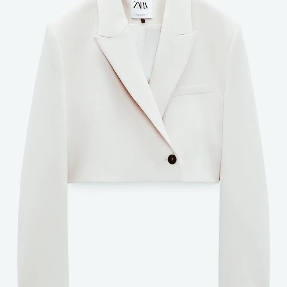 Säljer min cropped blazer från zara i nyskick som nästan aldrig har kommit till användning, köpt för 599, är inte identisk till den på bilden då den inte längre finns att köpa, men jag kan skicka mer bilder vid förfrågan❤️. Kostymer.