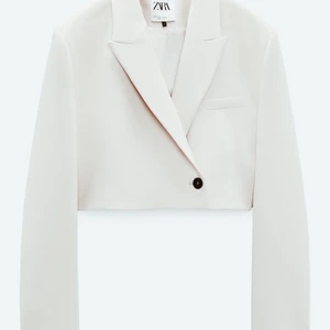 Zara cropped blazer  - Säljer min cropped blazer från zara i nyskick som nästan aldrig har kommit till användning, köpt för 599, är inte identisk till den på bilden då den inte längre finns att köpa, men jag kan skicka mer bilder vid förfrågan❤️