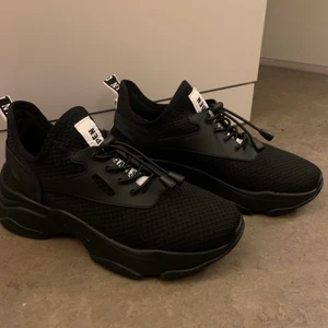 Steve Madden sneakers  - Steve Madden match sneakers svarta med vita detaljer. Helt nya och aldrig använda endast testade 1 gång. Jätte bekväma med tjock sula. Storlek 39 men liten i storleken så passar mer en 38. Köptes på Zalando för 1145kr och mitt pris 900kr pågrund av att dom är helt nya. #sneakers #stevemadden #damskor #svarta (vid fler frågor hör av er i dm, vid snabbköp kan pris sänkas) 🌸