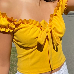 Gul topp - Fin gul offshoulder topp aldrig använd, kontakta vid intresse💕