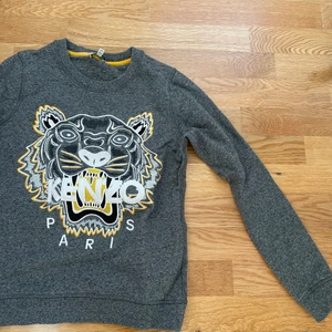 Kenzo tröja  - Äkta kenzo tröja i storlek Xs. I gott skick, inga skador på tröjan. Väldigt fin passform. 