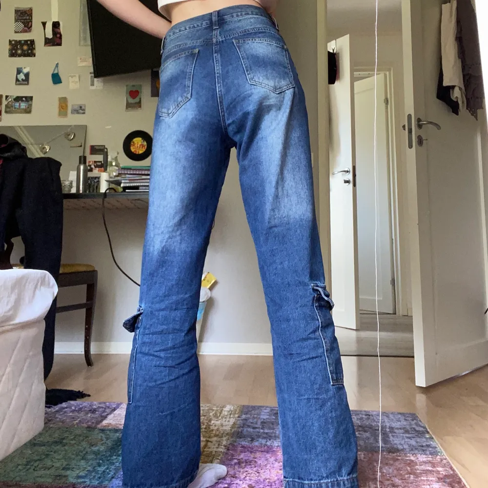 skit coola byxor från cider! har 2 fixor på lägre benen. Älskar dessa byxorna, dock är dom lite för stora för mig!. Jeans & Byxor.