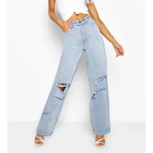 Ett par jättefina håliga jeans från boohoo i storlek 36, jag skulle säga att de inte är helt högmidjade mer mid rise. Dessa jeansen var ett par favoriter men säljer de nu för de tyvärr blivit lite för små. Köpte de för 400kr och säljer de för 150kr exklusive frakt💗 