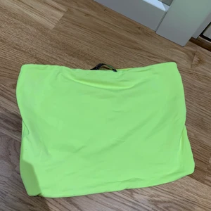 Bandeau topp strl S - Neon gul crop topp från Bershka i storlek S! Väldigt fin och är i bra skick.