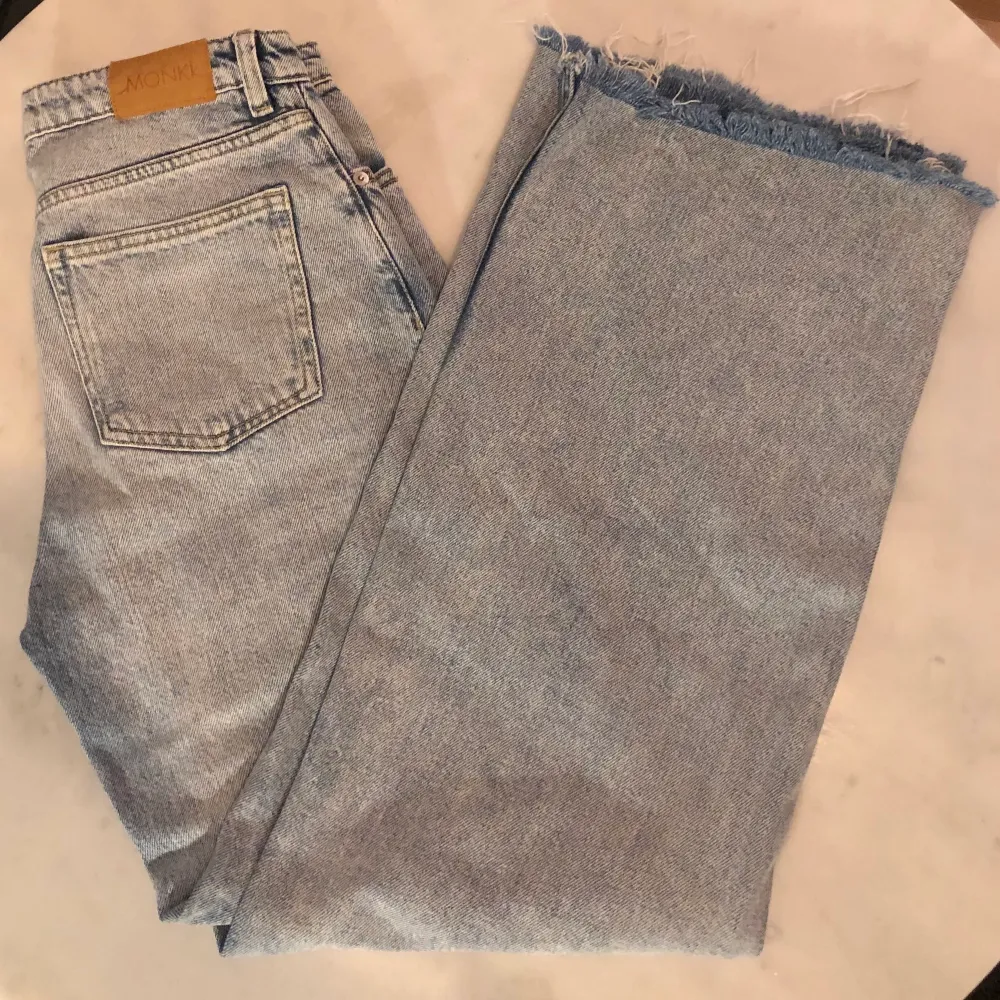 Ljusblå superfina jeans från Monki med rak/vid passform. De har lite fransar i slutet, vilket syns på den första bilden😜🤍Väldigt bra skick och använda nån enstaka gång.. Jeans & Byxor.