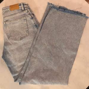 Ljusblå superfina jeans från Monki med rak/vid passform. De har lite fransar i slutet, vilket syns på den första bilden😜🤍Väldigt bra skick och använda nån enstaka gång.