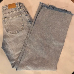 Monki ljusblå jeans - Ljusblå superfina jeans från Monki med rak/vid passform. De har lite fransar i slutet, vilket syns på den första bilden😜🤍Väldigt bra skick och använda nån enstaka gång.