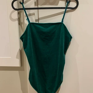 Bodysuit strl S - Bodysuit från bikbok i sammet och i storlek S. Grön och är i fint skick, aldrig använd. Spännbara band🌟
