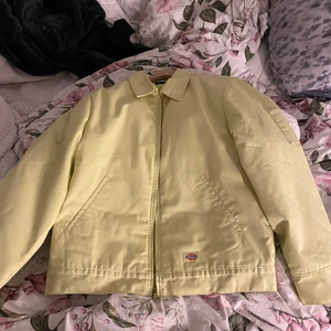 Jacka från dickies  - En svin snygg jacka från dickies skriv om ni är intresserade bara andvänd 1 gång den är i nyskick säljs för 1000kr mitt pris är 500kr