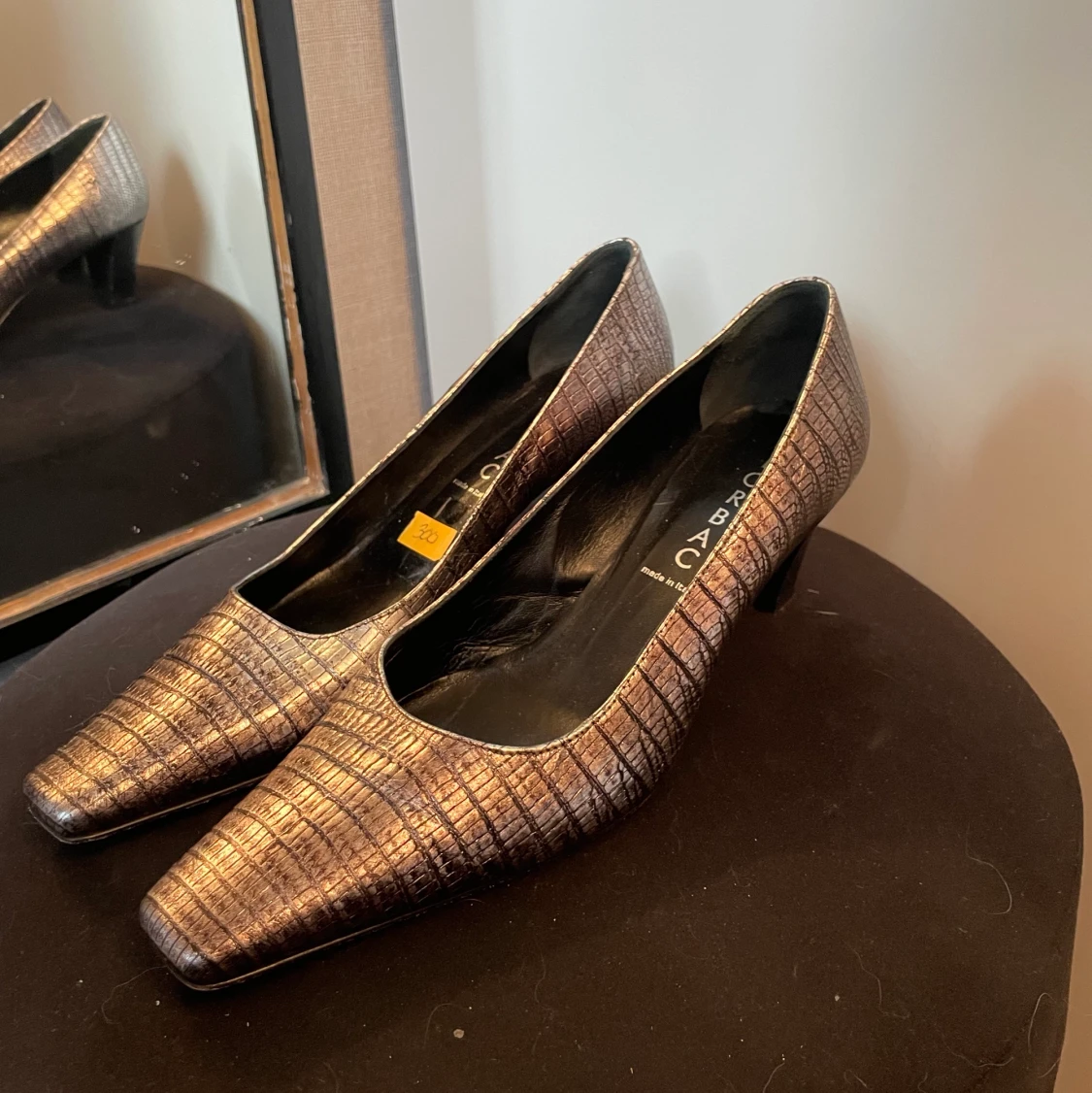 Silvriga skin klackar 