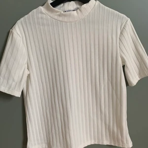 Finare t-shirt  - Säljer denna otroligt fina tröja från NAKD då den blivit för liten! Den sitter superfint på och passar till exakt allt! 🍀