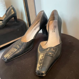 Svarta stilrena klackskor  - Svarta gulliga klackskor. Är i fint skick!