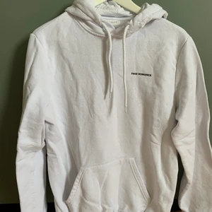 Hoodie från pier one - Säljer denna snygga då den blivit för liten för mig. Den har ett jättefint tryck på ryggen som ni kan se på sista bilden. Använd ett fåtal gånger 🌷