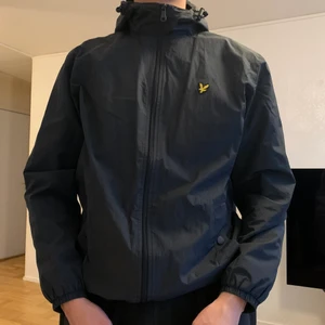 Tunnjacka Lyle & Scott - Tunnjacka från Lyle & Scott